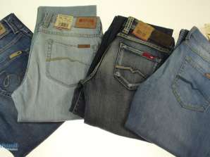 Daugybė moteriškų džinsų prekės ženklo „Mustang Jeans“
