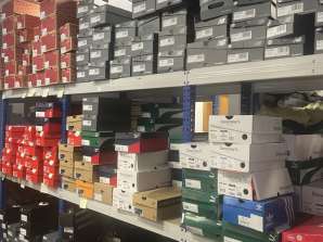 Un montón de zapatillas Adidas, Nike, Converse, Vans...