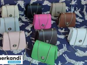 Различни модели и цветове на дамските чанти, достъпни за търговия на едро от Турция.