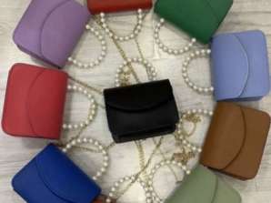 Dažādi sieviešu rokassomu modeļu varianti un krāsu varianti, kas tiek piedāvāti vairumtirdzniecībai no Turcijas.