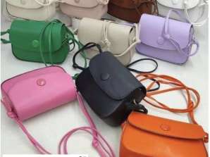 Velkoobchodní sortiment dámských kabelek s různými modelovými variantami a barevnými variantami z Turecka.