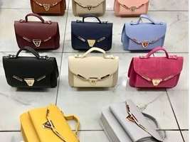 Women's handbags for wholesale, covering a wide range of colors and models.