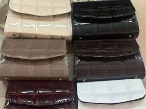 Women's handbags for wholesale sale from Turkey offer a wide range of models and color options.