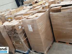 Amazon atgriešanās kravas automašīna palešu kastē