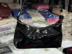 Moderigtige kvinders håndtasker med farvevariationer og forskellige designs.