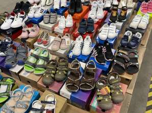 Footwear Fiesta: 200 Paar Kinderschuhe, Turnschuhe und Sandalen