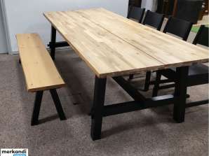 Huutokauppa: Pöytä - (LxL: 100 cm x 235 cm) - (sis. 4 tuolia, 1 penkki)