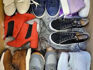 Calzature miste senza scatole di cartone. Categoria B. stock di scarpe da donna da uomo