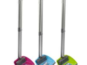 Красочный набор для уборки, состоящий из 4 предметов: 3 разные лопаты и метлы для домашнего использования.