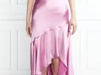 Pinko dameklær SS 23 totalt utseende lager med kjoler til seremonier