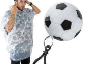 Többszínű esőponcsó futball műanyag labdában, esőben készen áll a játékra