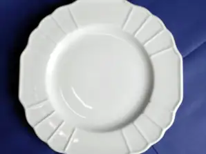 Фарфоровая обеденная тарелка 23 см белая