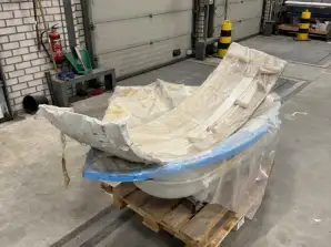 Baignoire d’angle avec moteur intégré Parfaite pour les projets de salle de bains ou les espaces de bien-être.