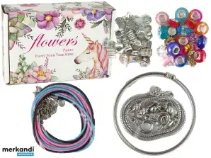 Set van armbanden, kettingen en kleurrijke kralen voor sieraden