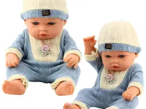 Babypuppe in blauer Strickmütze