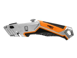 Kniv med trapezformet blad. 1 5 blader