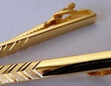 Goldener Metallkrawattenclip