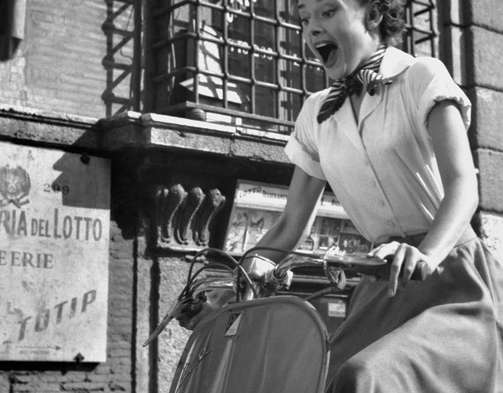 Postal de Audrey Hepburn (Vespa) - 5050293298597