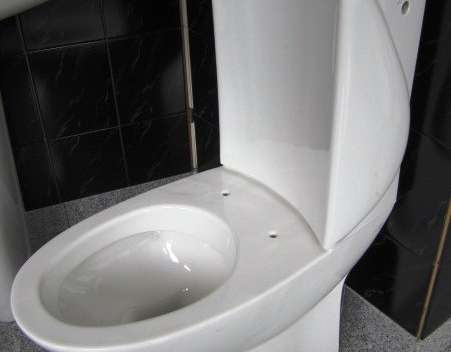 18. Exkluzívna kombinácia WC + nádrž na vodu v bielej farbe: