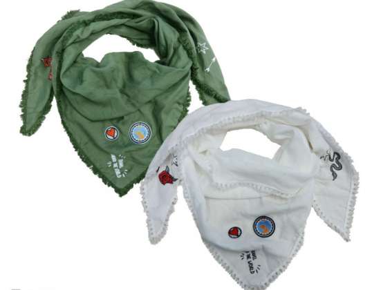 Bufandas triangulares verdes y blancas con distintivos.