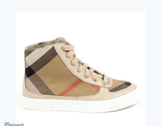 Mezcla de zapatos y ropa de niños Burberry