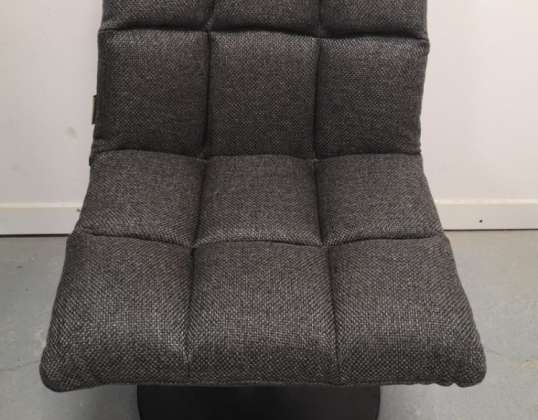 Muchas sillas, sillones y mesas.