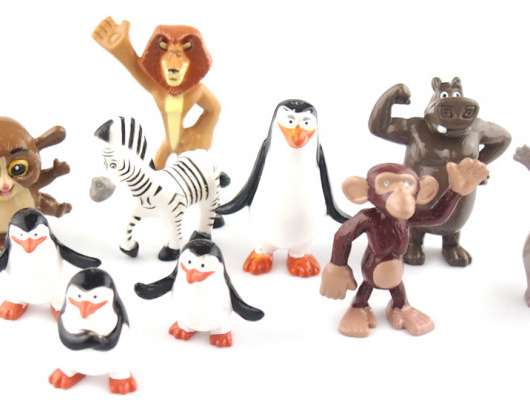 Plastic egg with surprise figurine MADAGASCAR, various designs