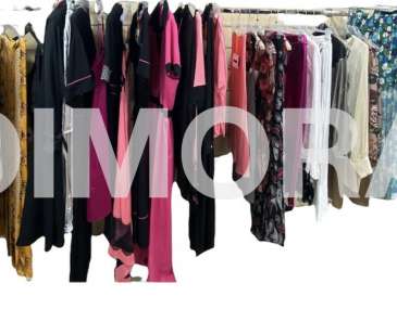 Viele Damenbekleidung von Dimora p/e
