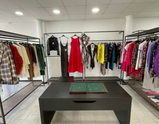 Stock de vêtements pour femmes par Le streghe A/I