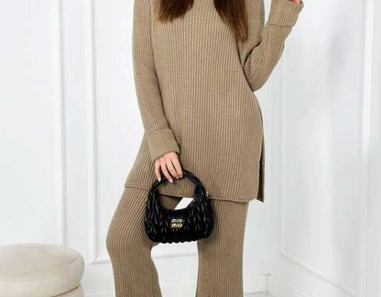 2-piece sweater set The entire sweater set exudes elegance, typical of Italian design, while maintaining the pleasure of wearing