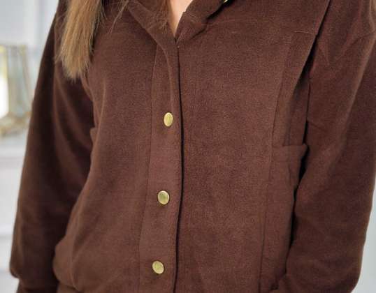Vilnonis džemperis su gobtuvu su mygtuku žemyn yra puikus komforto, funkcionalumo ir stiliaus derinys