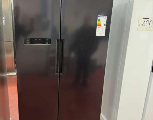 Nye side-by-side-kjøleskap i originalemballasjen til Midea Comfee-merkene