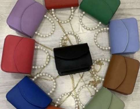 Različite varijante modela i varijante boja ženskih torbica koje se nude za veleprodaju iz Turske.