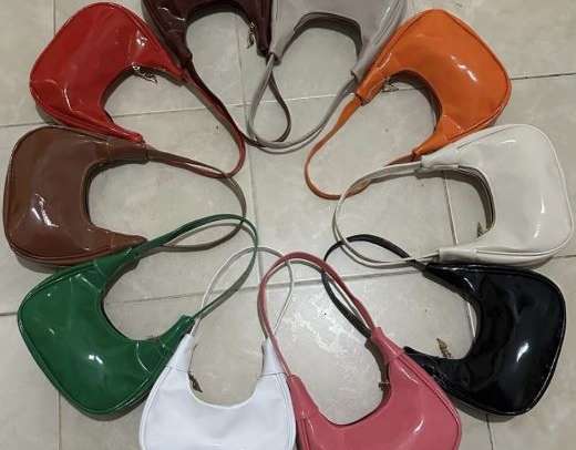 Velkoobchod dámských kabelek dostupných v různých modelových variantách a barevných variantách z Turecka.