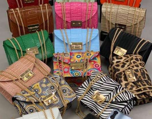 Kadın çantaları, Türkiye'den toptan satış için çok çeşitli model çeşitleri ve renk varyantlarında mevcuttur.