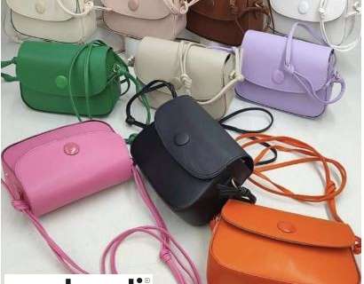 Großhandelssortiment an Damenhandtaschen mit diversen Modellvarianten und Farbvarianten aus der Türkei.