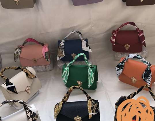 Sélection diversifiée de sacs à main pour femmes de différents modèles et couleurs pour la vente en gros de Turquie.
