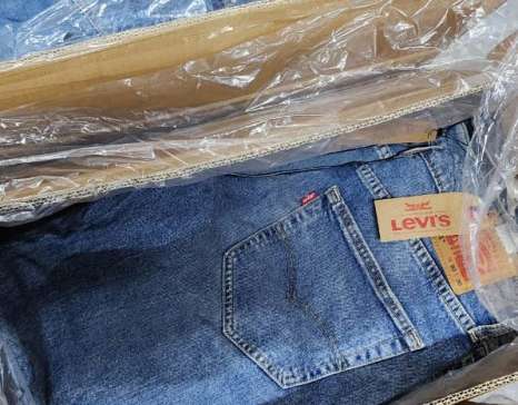 Ассортимент мужских джинсов премиум-класса - новые модели Levi's в различных цветах и размерах