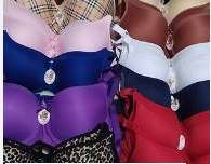 Investeerige naiste rinnahoidjate hulgimüüki, kus on lai valik värvivalikuid.