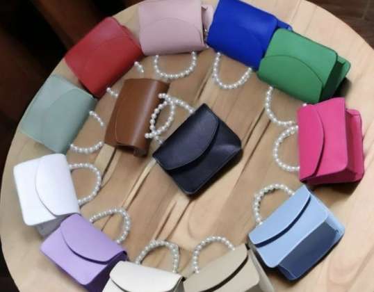 Dámské kabelky, které jsou módní a všestranné, s různými barevnými a modelovými variacemi.