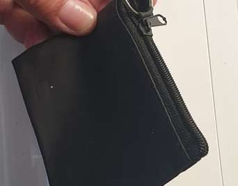 Czarna portmonetka z zamkiem błyskawicznym, 10,5x7,5 cm,