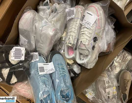 4 € per pair in a shoe ensemble with a variety of models and sizes, including mix cardboard, remaining stock pallet, women's shoes, men's shoes.