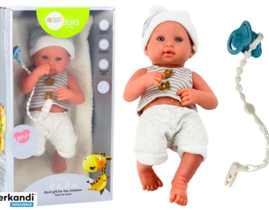 Muñeca bebé en ropa blanca y gris, gorro, chupete, manta