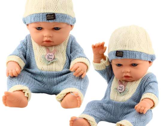 Babypuppe in blauer Strickmütze