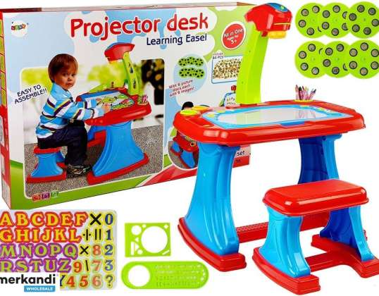 Mesa educativa con silla de proyector, lápices de colores, imanes, letras y números