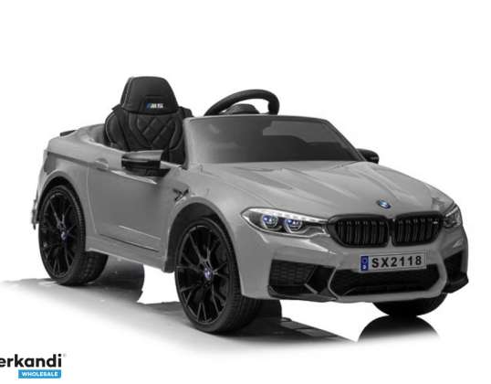 Акумуляторний автомобіль BMW M5 пофарбований у сріблястий колір