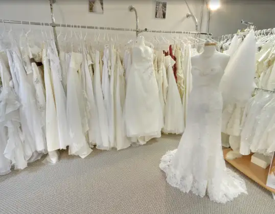 A la venta: lote de 35 vestidos de novia nuevos de una boutique francesa de alta gama especializada en alquiler/venta a medida.