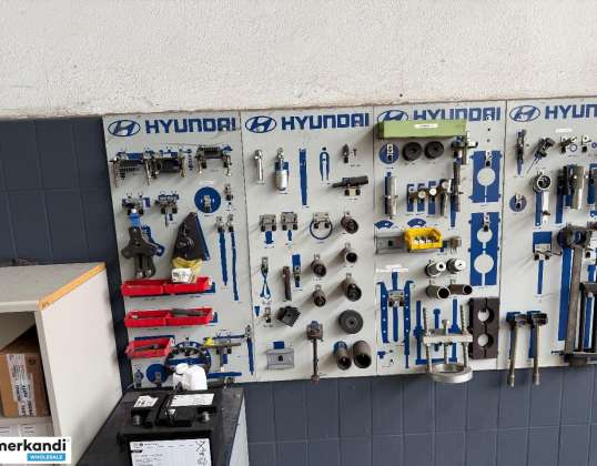 Auktion: Posten Hyundai-Spezial-Werkzeuge (Hinweis: Werkzeugwände über Eck = siehe Fotos)