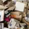 Articoli del mercato delle pulci - piatti, elettrodomestici, decorazione, gioielli foto 2