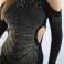 Een zwarte gebreide jurk met uitsnijdingen in de taille en schouders is een combinatie van comfort en stijl, perfect voor veel verschillende gelegenheden foto 4